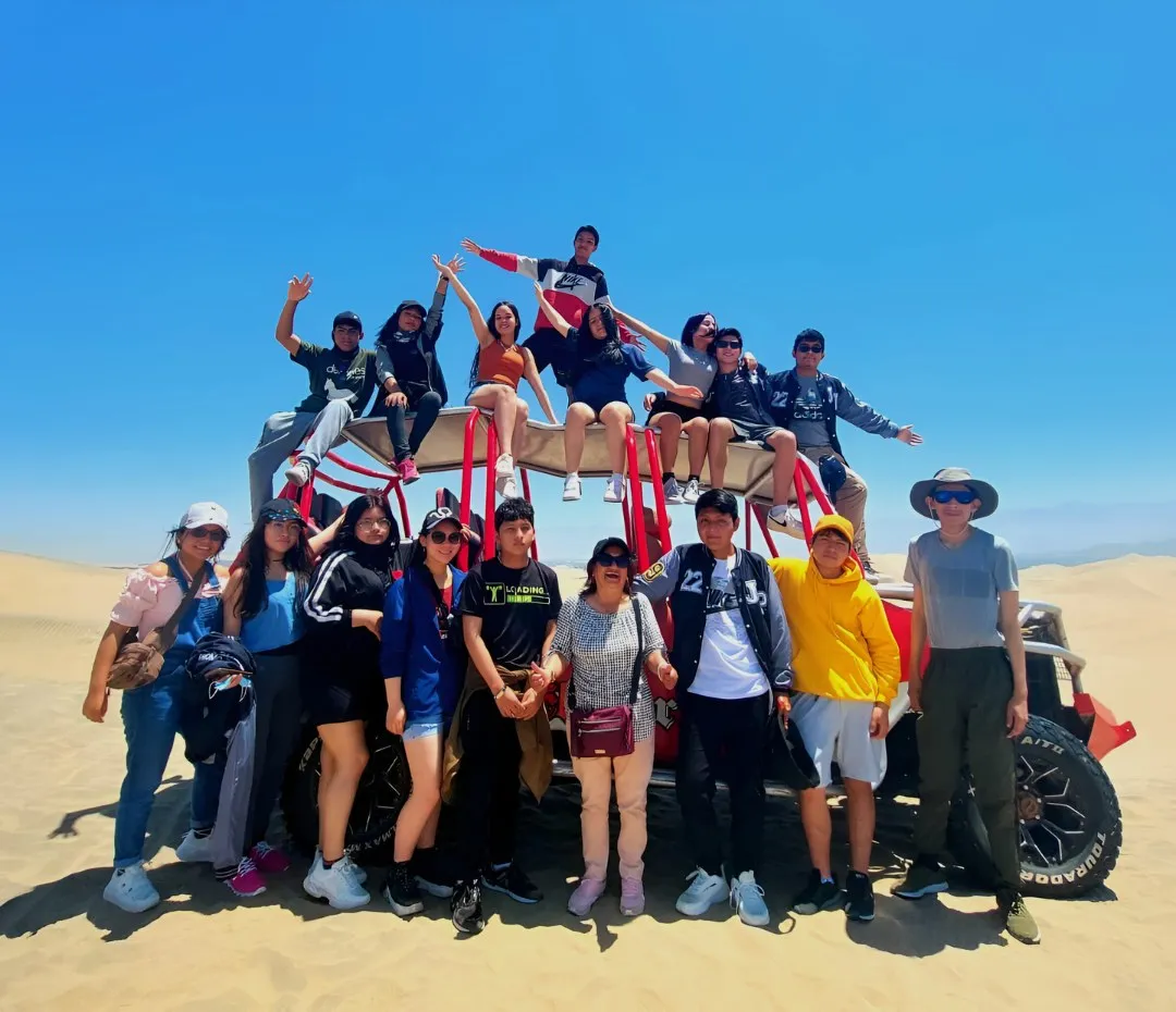 Grupo sobre un tubular en las dunas de Ica