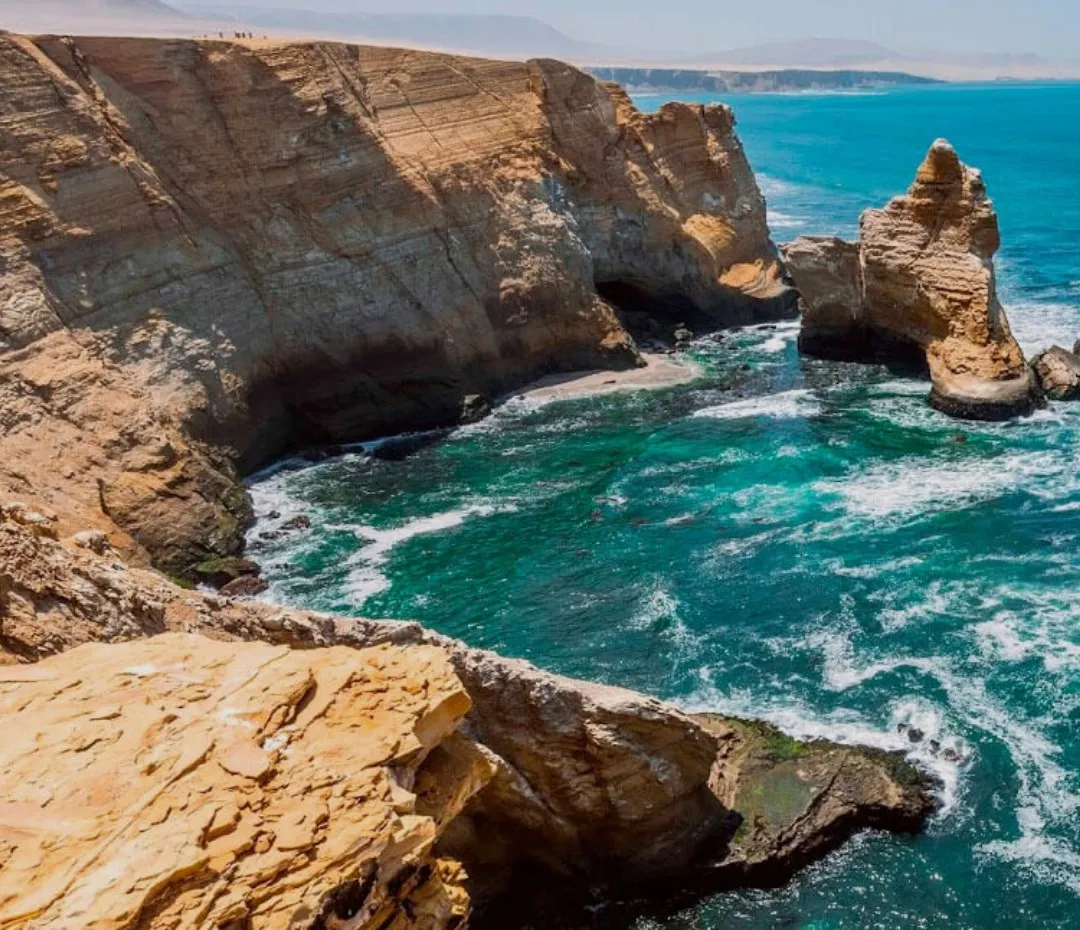 Acantilados y mar turquesa en la Reserva Nacional de Paracas