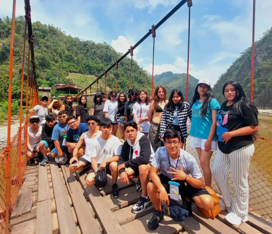 Grupo de alumnos en un puente colgante de la Selva Central